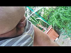 Play MP4 - Piss in garden