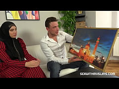 Play MP4 - Hot woman in a hijab chose some pictures and some sex