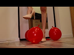 Play MP4 - Heels crush balloons Crushing heels