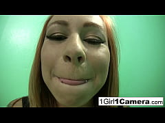 Play MP4 - Sexy Scarlett Pain plays with her camera