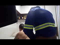 Play MP4 - Meu vizinho hetero me chama sempre que t&aacute; afim de dar o cu depois que a esposa sa&iacute; pra trabalhar&period; coloquei c&acirc;mera escondida