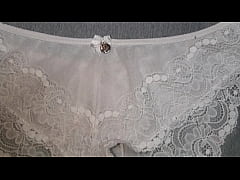 Play MP4 - Jugando con los calzones blancos de encaje de mi amiga la culona