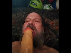 Play MP4 - Sucking a big dildo