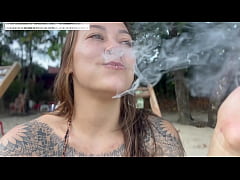 Play MP4 - Andando de bicicleta sem calcinha por toda a cidade - De f&eacute;rias com Damiana