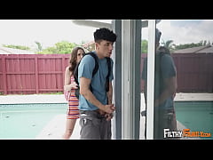 Play MP4 - Spying on Stepmom