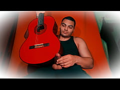 Play MP4 - Caballero Sexy Numero Uno - Tocando&comma; Frotando una Guitarra C-80 con el Pene - Masturbacion de pene de 18 Centimetros hasta Acabar