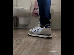 Play MP4 - Spycam riprende un amico che si masturba forte in bagno ed ha un forte orgasmo