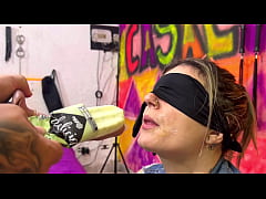 Play MP4 - Meu melhor amigo da minha escola quis fazer essa brincadeira dos sabores fui enganada com ele colocando o pau dele na minha boca&excl; Ele deixou minha boca toda melada de porra gelada &excl;