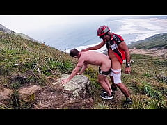 Play MP4 - TURISTA XIOU NA PICA DO CICLISTA NA PRAIA EM FLORIAN&Oacute;POLIS