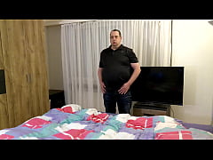 Play MP4 - Vorschau - In blauen Jeans im Schlafzimmer