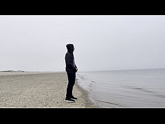 Play MP4 - Peeing in the Ocean at the Beach