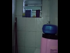 Play MP4 - Novinho tatuado no banho tocando uma e gozando&comma; vem transar comigo&excl;