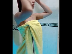 Play MP4 - Mi hermanastro me sorprende en el ba&ntilde;o y me folla