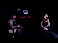 Play MP4 - Gostosa faz um stripper sensual e mostra seus lindos peitos&comma; fala que tem um tempo que n&atilde;o transa e bate um papo com o apresentador - Middy &lpar;WATCH ON&colon; SHEER&sol;RED&rpar;