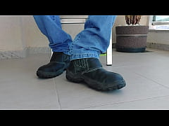 Play MP4 - PUTTING ON THE WORK BOOT - SFTNE02