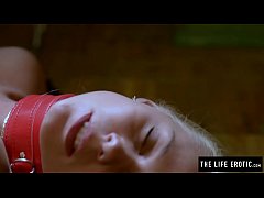 Play MP4 - Horny girl held by chains