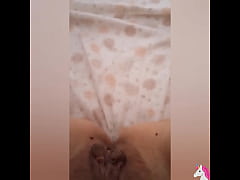 Play MP4 - Greta va in bagno e poi si riscalda sotto la coperta