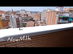 Play MP4 - Noe Milk esta tomando el sol en su terraza&comma; le pongo aceite y me la acabo follando sin piedad