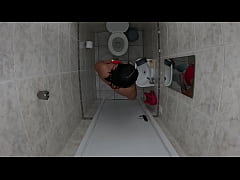 Play MP4 - Foi no banheiro da amiga mijar acabou batendo uma esqueceu de trancar a porta amigo entrou e meteu a rola nela