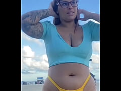 Play MP4 - Estou na Praia me exibindo pra outros machos e meu marido nem percebe