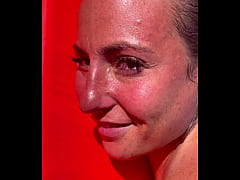 Play MP4 - Hol&agrave; les amis &excl; Qui est ce qui a envie de me mettre l&rsquo;huile sur mon dos &quest; &period;&period;&period;