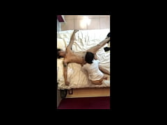 Play MP4 - 彼女との記念日にホテルでテレビを見てたらお互いにムラムラが高まってしまい始まりました