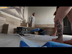 Play MP4 - O PEDREIRO DA OBRA NEM TIROU O UNIFORME TRA FUDER AS PATROAS