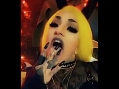Play MP4 - TRASHQVEEN&colon; blonde goth bimbo