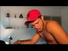 Play MP4 - Dois amigos Dotados comendo o passivo guloso