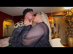 Play MP4 - Fiz minha amiga virar marmita de casal&comma; chamei ela para sentar gostoso no meu marido&comma; mandei ele gozar dentro e depois me deixar lamber a buceta dela para provar o gosto como uma boa corna