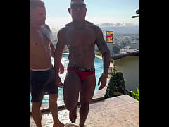 Play MP4 - AMIGOS FAZENDO SURUBA NA PISCINA EM FRENTE AO MAR