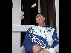 Play MP4 - Me pongo la pija bien dura y me masturbo mirando porno