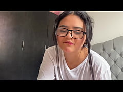 Play MP4 - Mi Hermanastra entra a mi cuarto para follar conmigo y me pide que me corra en su cara