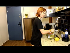 Play MP4 - Dando uma rapidinha antes da festa na cozinha