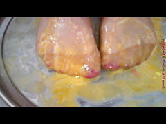 Play MP4 - Die rohen EIER zertreten und pissen &ast;&ast; Nylonfu&szlig; Crushing &ast;&ast;