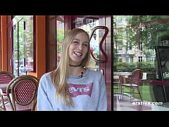 Play MP4 - Ersties - Sprachkorrespondentin Sirena hat auf ihren Reisen immer ein Spielzeug dabei