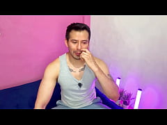 Play MP4 - Hombre musculoso pre&ntilde;a a su compa del gym&excl; se la deja ir sin condon y lo pone a olfatear sus boxers mientras se la clava&period; Relato sexual