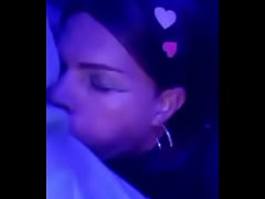 Play MP4 - Crossdresser bem puta transando com um macho safado dotado dentro do Banheiro da Balada