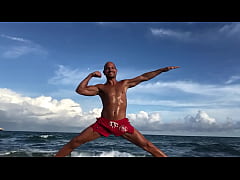 Play MP4 - THE BEACH BODY PORNSTAR MAXXX LOADZ  DOING A SPLIT AT THE BEACH