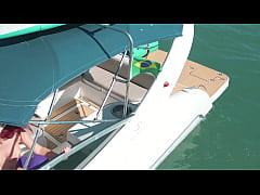 Play MP4 - Drone flagra casal transando na lancha em alto mar