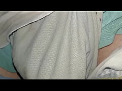 Play MP4 - Pantalones orinados con pa&ntilde;al de tela en ma&ntilde;ana lluviosa y dos orgasmos