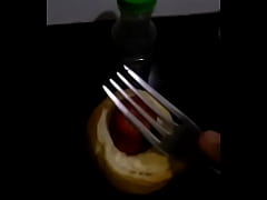 Play MP4 - arrombando o cuzinho do p&atilde;o com salsicha 2