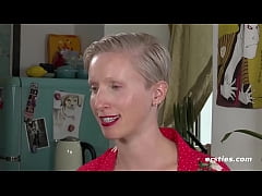 Play MP4 - Neu-Berlinerin &ouml;lt sich ein und fingert ihre Muschi hart