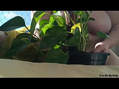 Play MP4 - Madrasta regando as plantas toda pelada&comma; na varanda para quem quiser ver - parte 02-