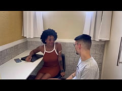Play MP4 - Secretaria negra aceitou pirocada de branco roludo como forma de pagamento