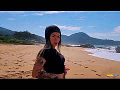 Play MP4 - Pedi para um desconhecido me filmar na praia&comma; Paguei ele com um boquete bem molhado&excl;