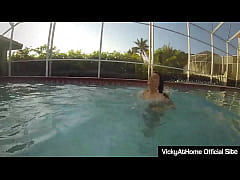Play MP4 - Horny Divas Vicky Vette And Teal Conrad Playing All Nude In The Pool&excl;