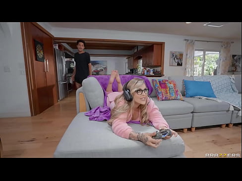 Cheating Gamer Distracted By Giant Man Meat - Kali Roses / Brazzers / Blast Full From Www Zzfull Com/hude